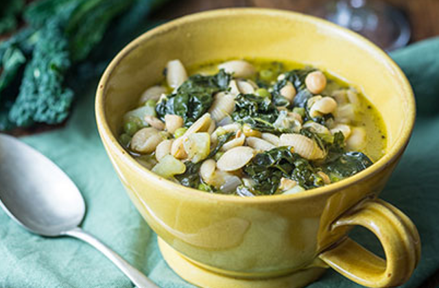 Pasta integrale con crema di fagioli cannellini e cavolo nero saltato