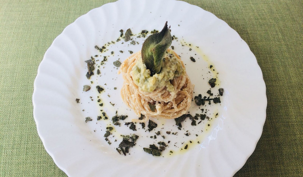 Spaghetti integrali al pesto di mandorle e salvia