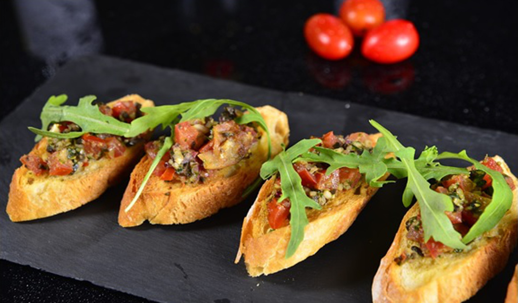 Happy hour con un pizzico di consapevolezza: 5 consigli per conciliare l’apericena con una sana alimentazione