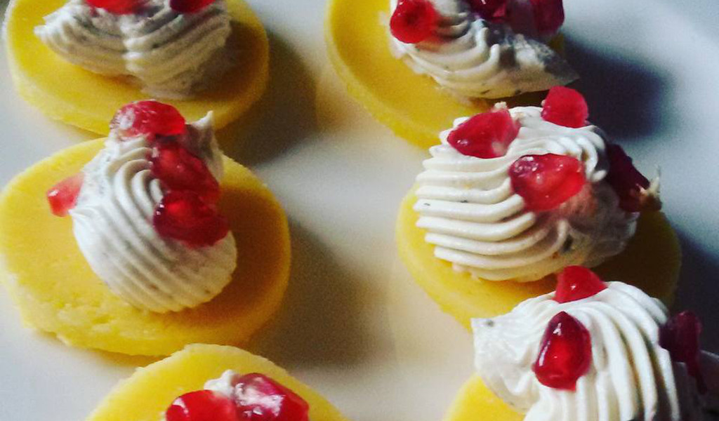 Canapè di polenta con caprino e ribes