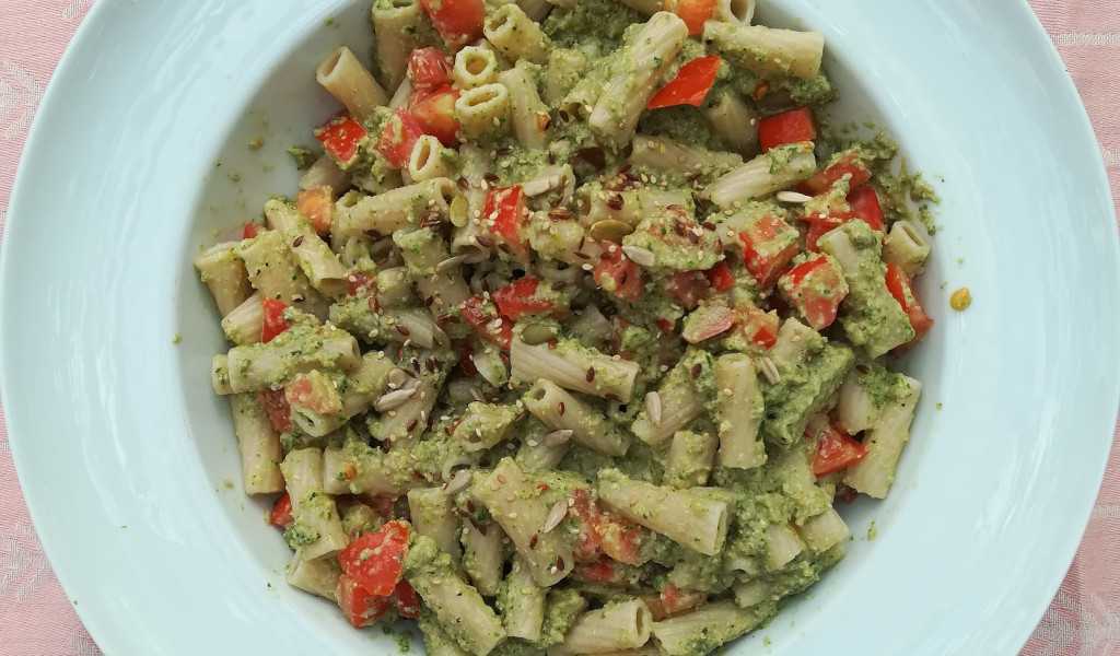 Ricetta insalata di pasta con pomodorini e pesto di zucchine ai semi di girasole