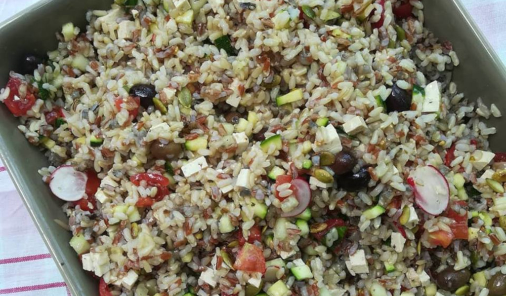 Insalata di riso selvatico e verdure croccanti con feta